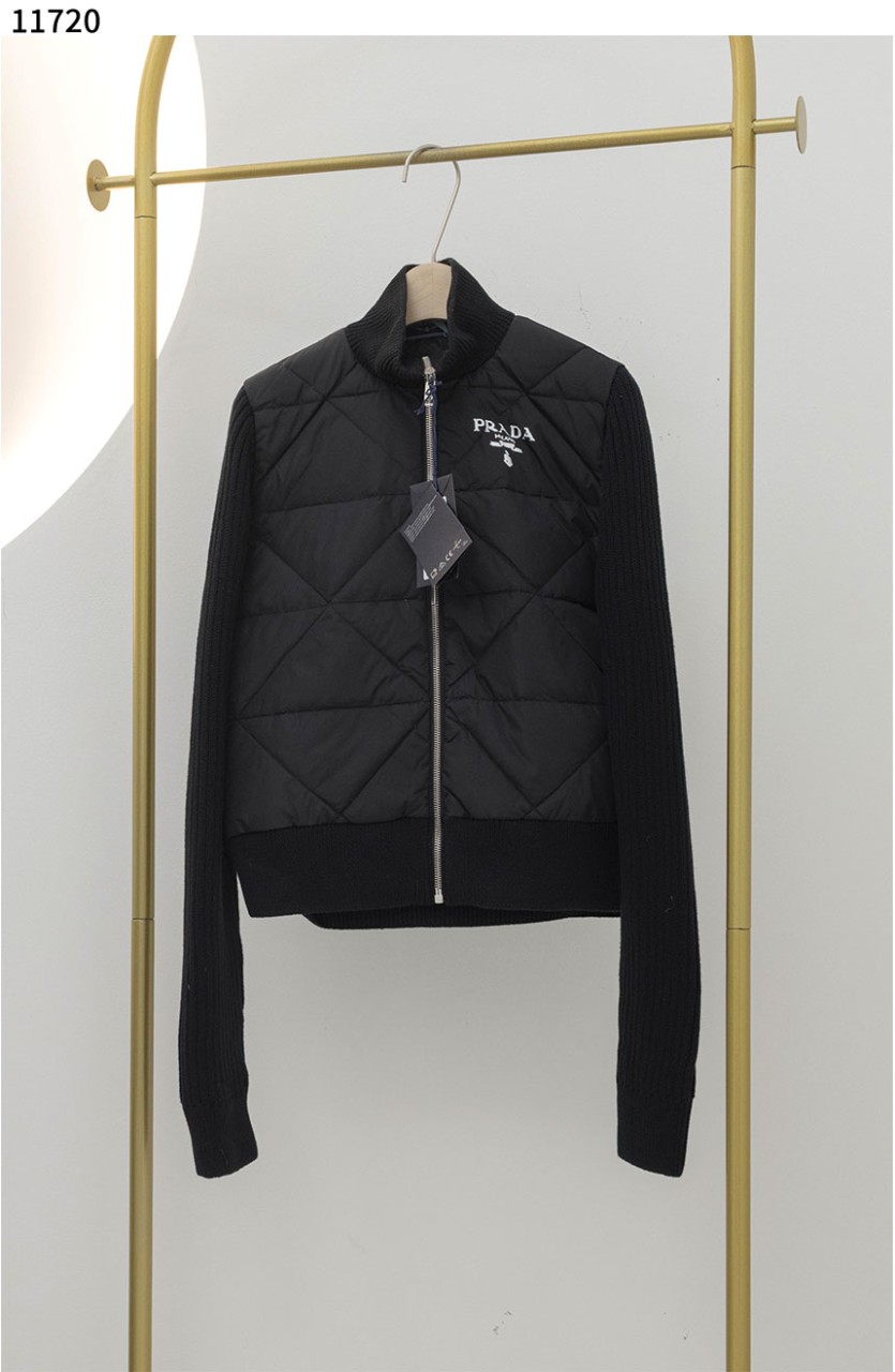 프라다 [PRADA] 로고 하이넥 니트 패딩 가디건 신상입고