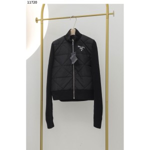 프라다 [PRADA] 로고 하이넥 니트 패딩 가디건 신상입고