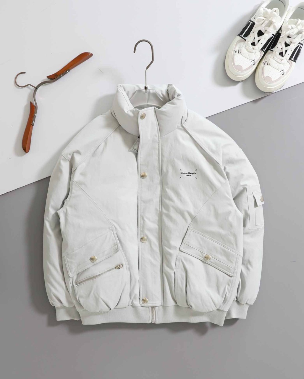 메종마르지엘라 [ M*isonmargiela ] 수입 폴라 워커스 패딩 재킷 -연그레이- 입고
