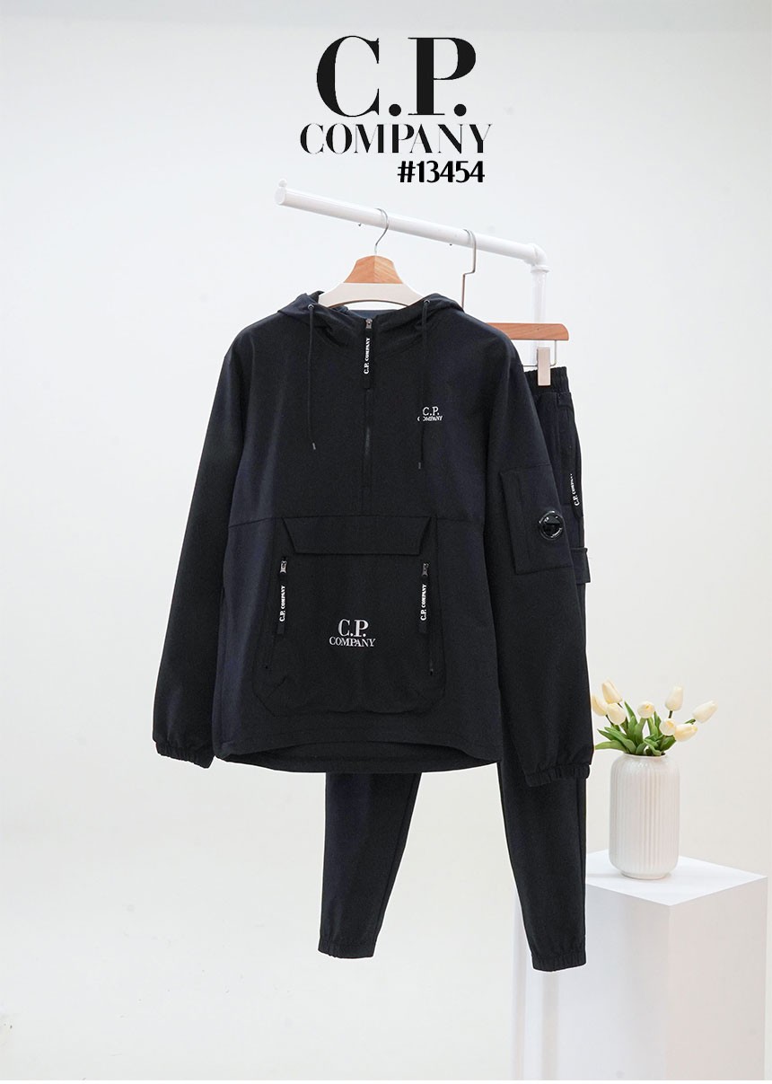 [CP.company] 씨피컴퍼니 남성 포켓 빅자수 로고 후드 아노락 & 포켓 조거 팬츠 셋