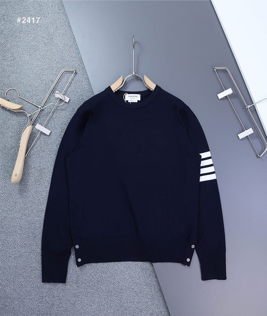 [THOM BROWNE] 톰브라운 밀라노 사선 완장 라운드 니트