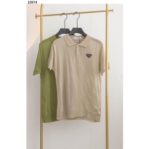 프라다 [PRADA] 프라다 삼각플레이트 카라 니트 반팔 신상입고
