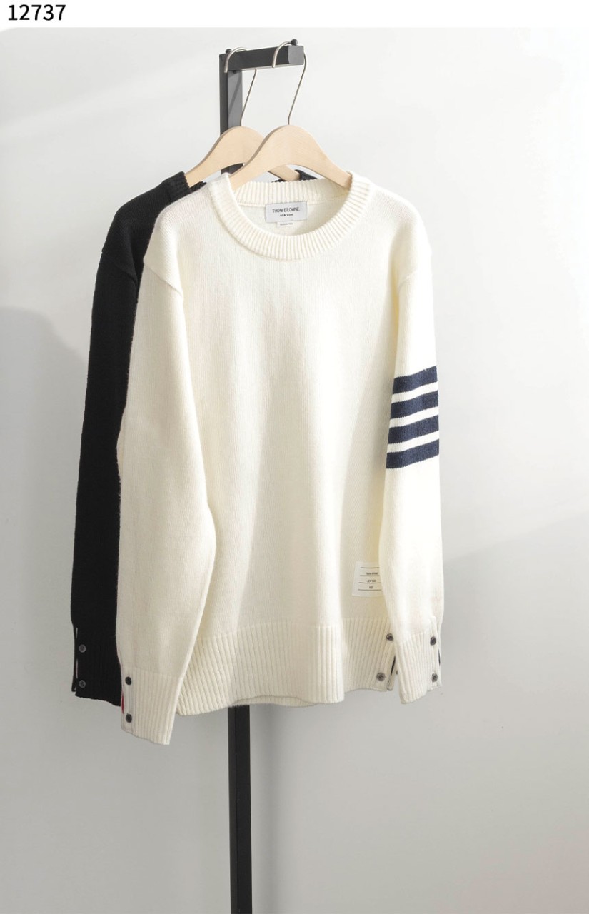 톰브라운 [Thom Browne] 램스울 사선완장 라운드 니트 신상입고