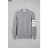 [THOM BROWNE] 톰브라운 코튼 사선 4-바 케이블 울 라운드 스웨터