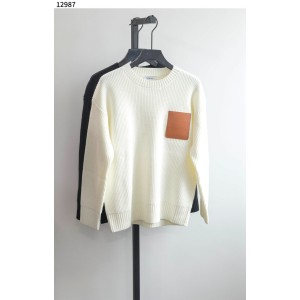 로웨 [LOEWE] 가슴 레더 로고 라운드 스웨터 신상입고