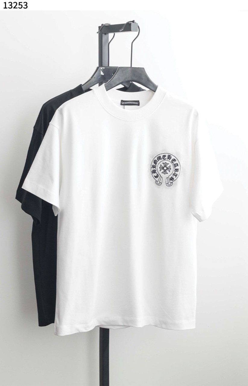 크롬하츠 [Chrome Hearts] 넥 스크립트 로고 숏슬리브 티셔츠 신상입고