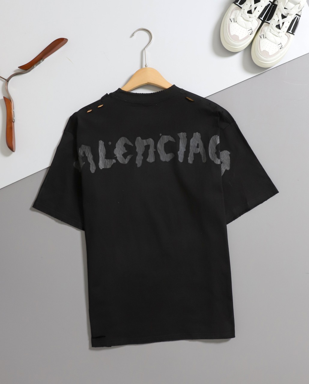발렌시아가 [ B*lenciaga ] 수입 그래피티 데미지 반팔 티셔츠 입고
