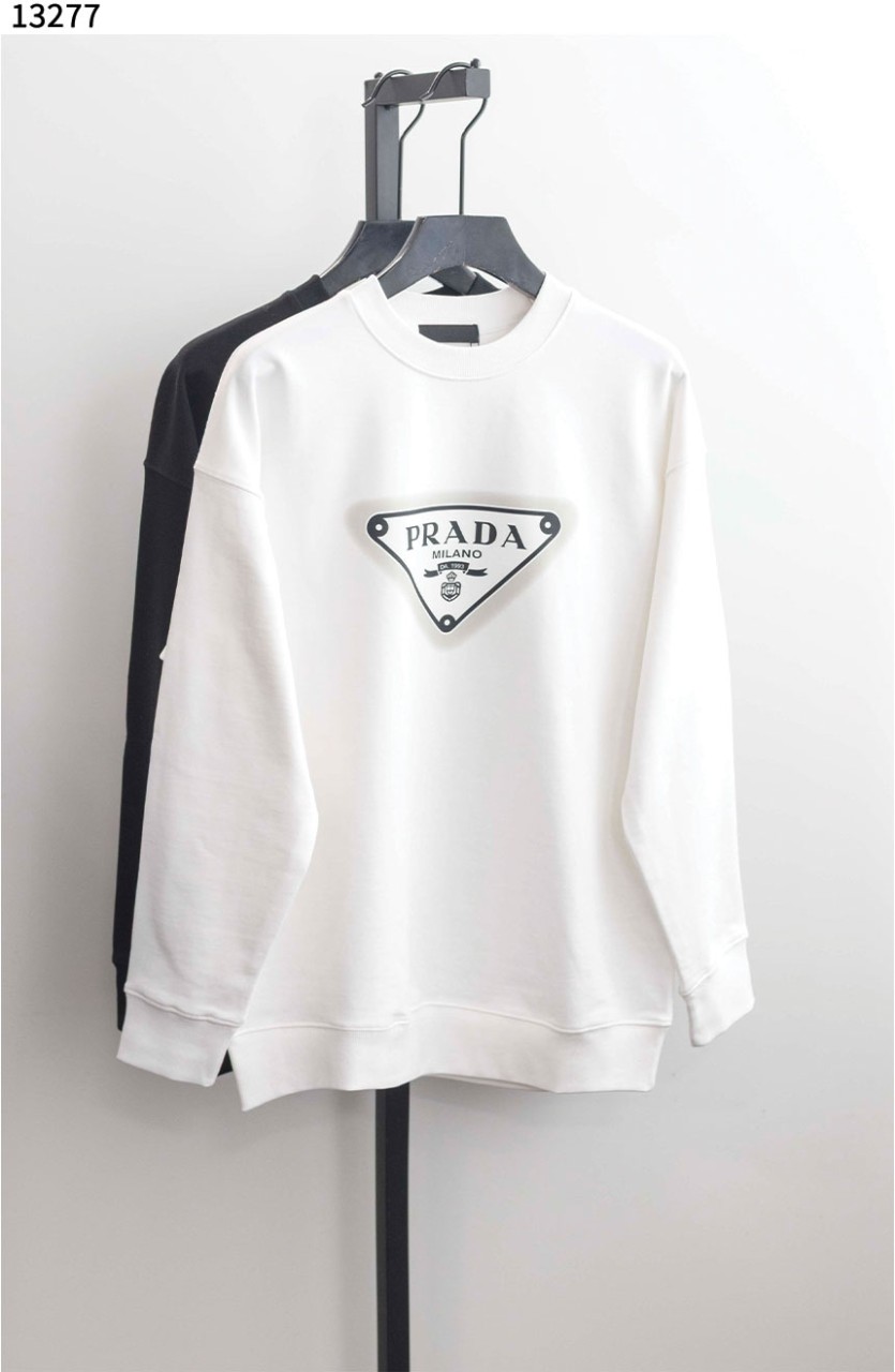 프라다 [PRADA] 삼각로고 라운드 맨투맨 신상입고
