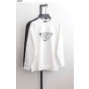 프라다 [PRADA] 삼각로고 라운드 맨투맨 신상입고