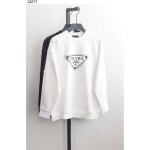 프라다 [PRADA] 삼각로고 라운드 맨투맨 신상입고