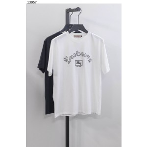 버버리 [BURBERRY] 고딕 로고 코튼 티셔츠 신상입고